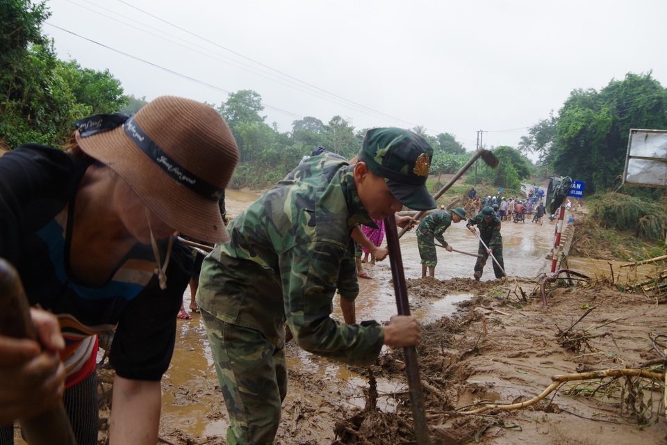 Sau mưa lũ, Bộ đội Biên phòng hối hả dọn bùn giúp dân - 4 Sau mưa lũ, Bộ đội Biên phòng hối hả dọn bùn giúp dân - 4