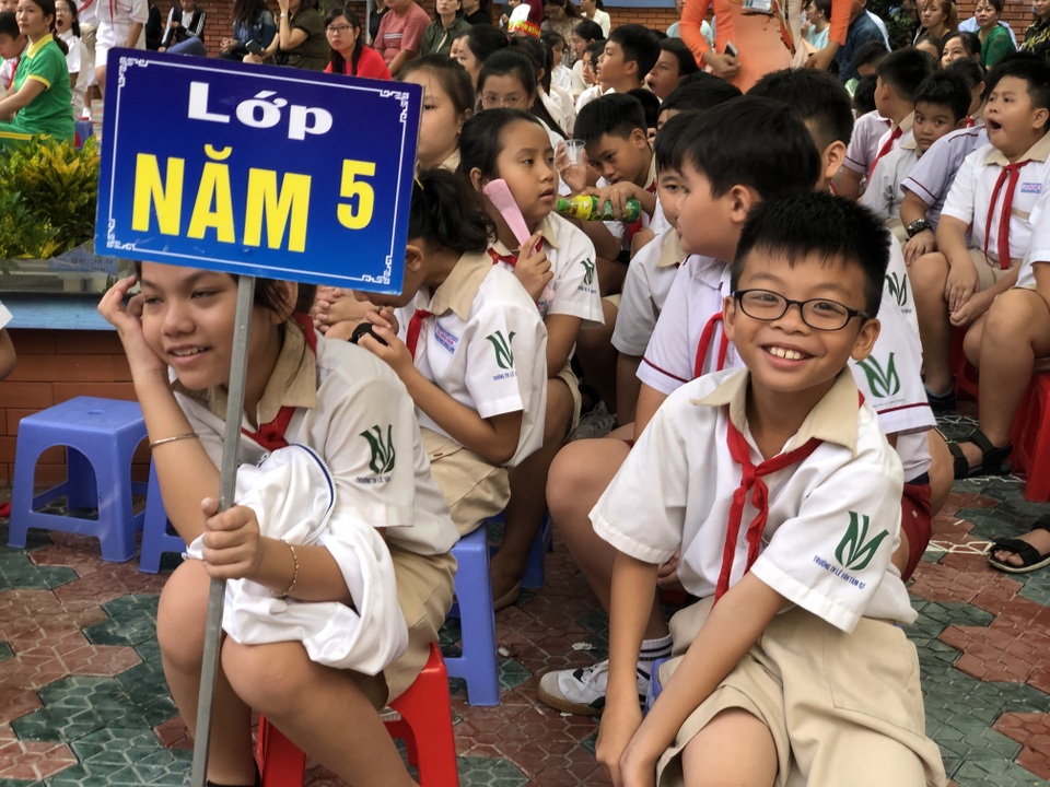 Phó Thủ tướng Vũ Đức Đam đứng cùng phụ huynh xem học sinh khai giảng - 9