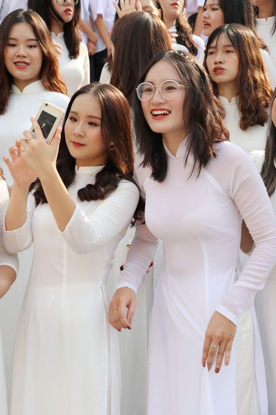 Nụ cười răng khểnh tỏa nắng của nữ sinh 10X trường Ams ngày khai giảng - 1 Nụ cười răng khểnh tỏa nắng của nữ sinh 10X trường Ams ngày khai giảng - 1
