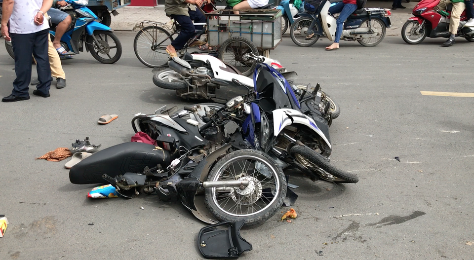 Ô tô tông hàng loạt phương tiện, 4 người bị thương - 2 Ô tô tông hàng loạt phương tiện, 4 người bị thương - 2