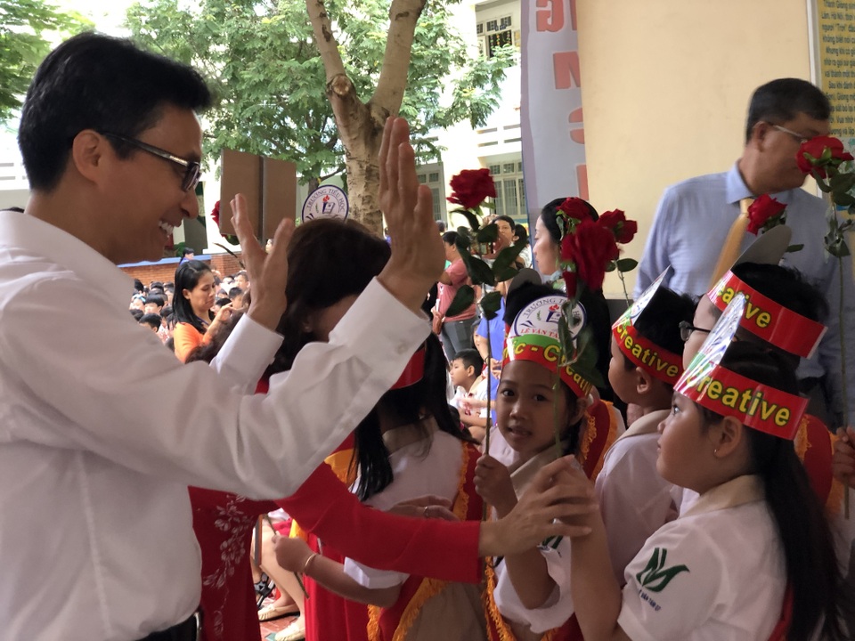 Phó Thủ tướng Vũ Đức Đam đứng cùng phụ huynh xem học sinh khai giảng - 3