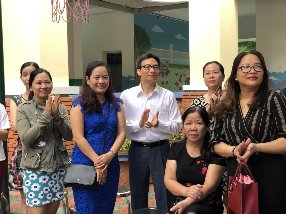 Phó Thủ tướng Vũ Đức Đam đứng cùng phụ huynh xem học sinh khai giảng - 6