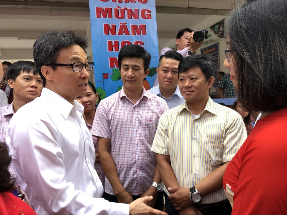 Phó Thủ tướng Vũ Đức Đam đứng cùng phụ huynh xem học sinh khai giảng - 5