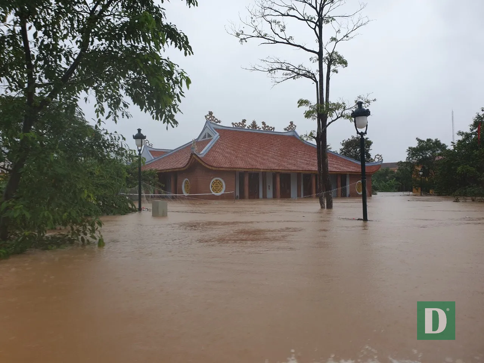 Vùng rốn lũ tiếp tục ngập sâu, nhiều xã ven sông Gianh chìm trong biển nước - 10 Vùng rốn lũ tiếp tục ngập sâu, nhiều xã ven sông Gianh chìm trong biển nước - 10