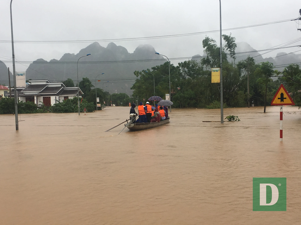Vùng rốn lũ tiếp tục ngập sâu, nhiều xã ven sông Gianh chìm trong biển nước - 16 Vùng rốn lũ tiếp tục ngập sâu, nhiều xã ven sông Gianh chìm trong biển nước - 16