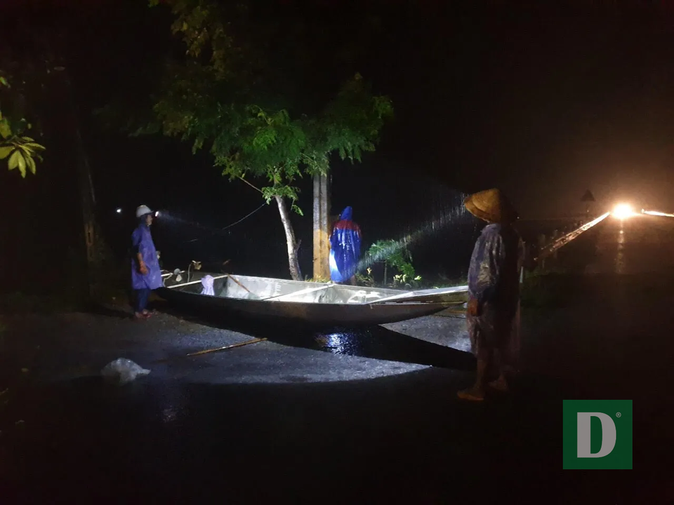 Vùng rốn lũ tiếp tục ngập sâu, nhiều xã ven sông Gianh chìm trong biển nước - 17 Vùng rốn lũ tiếp tục ngập sâu, nhiều xã ven sông Gianh chìm trong biển nước - 17