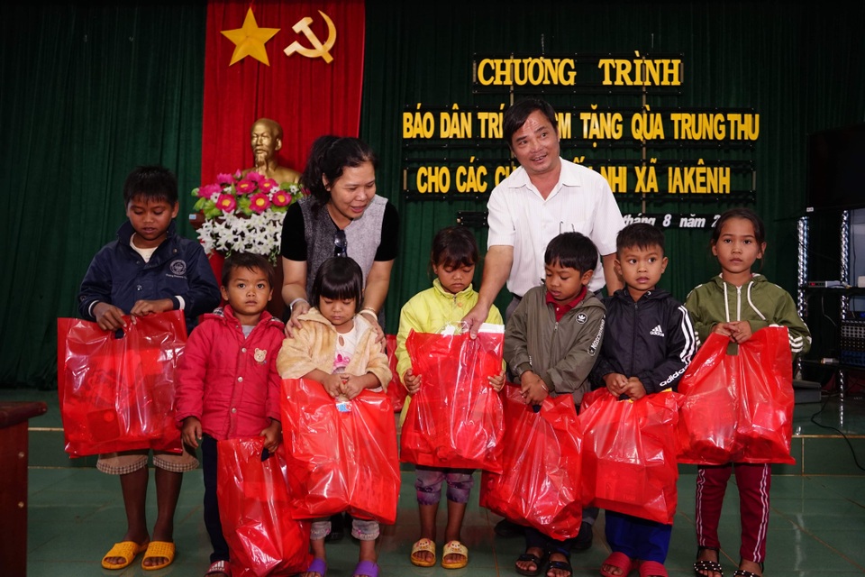 Vượt đèo mang Trăng Rằm đến với trẻ em miền núi - 8