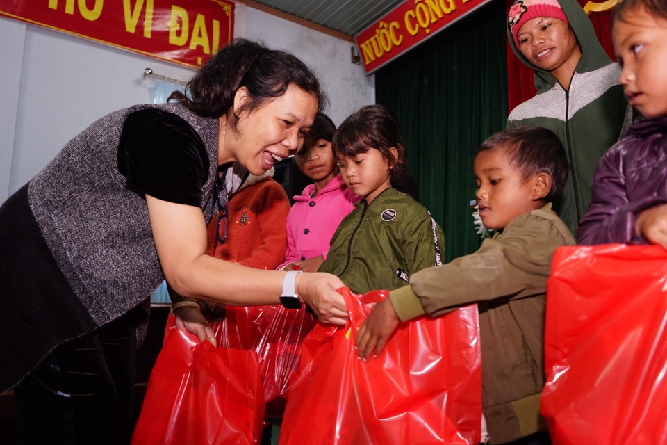 Vượt đèo mang Trăng Rằm đến với trẻ em miền núi - 3