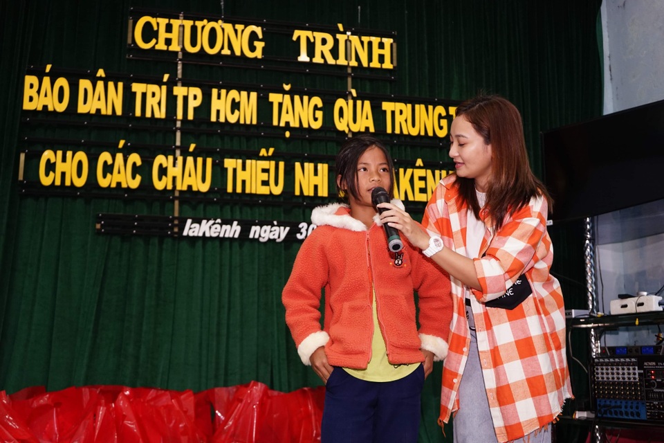 Vượt đèo mang Trăng Rằm đến với trẻ em miền núi - 7