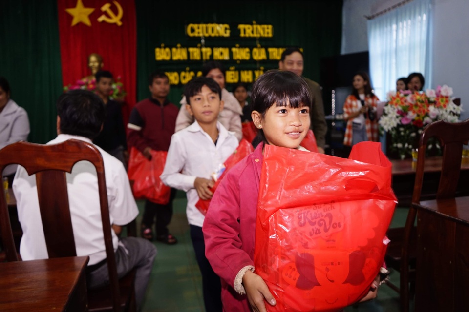 Vượt đèo mang Trăng Rằm đến với trẻ em miền núi - 5