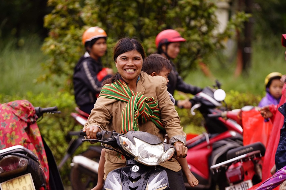 Vượt đèo mang Trăng Rằm đến với trẻ em miền núi - 2