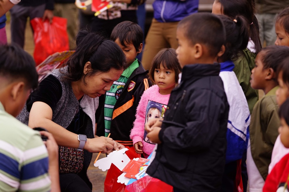 Vượt đèo mang Trăng Rằm đến với trẻ em miền núi - 6