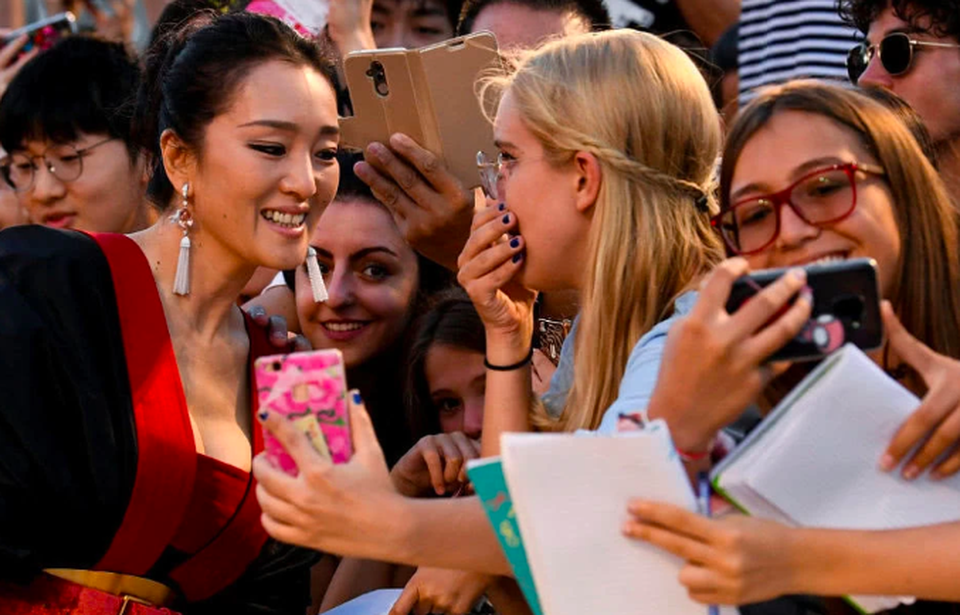 Củng Lợi khẳng định đẳng cấp nhan sắc tại LHP Venice - 4