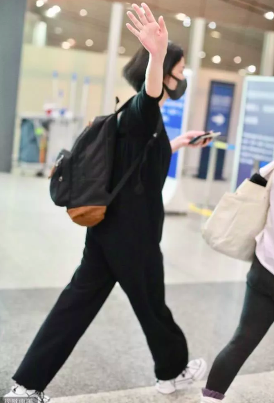 Giữa bão tin đồn chia tay Tạ Đình Phong, Vương Phi lại đi du lịch một mình - 11