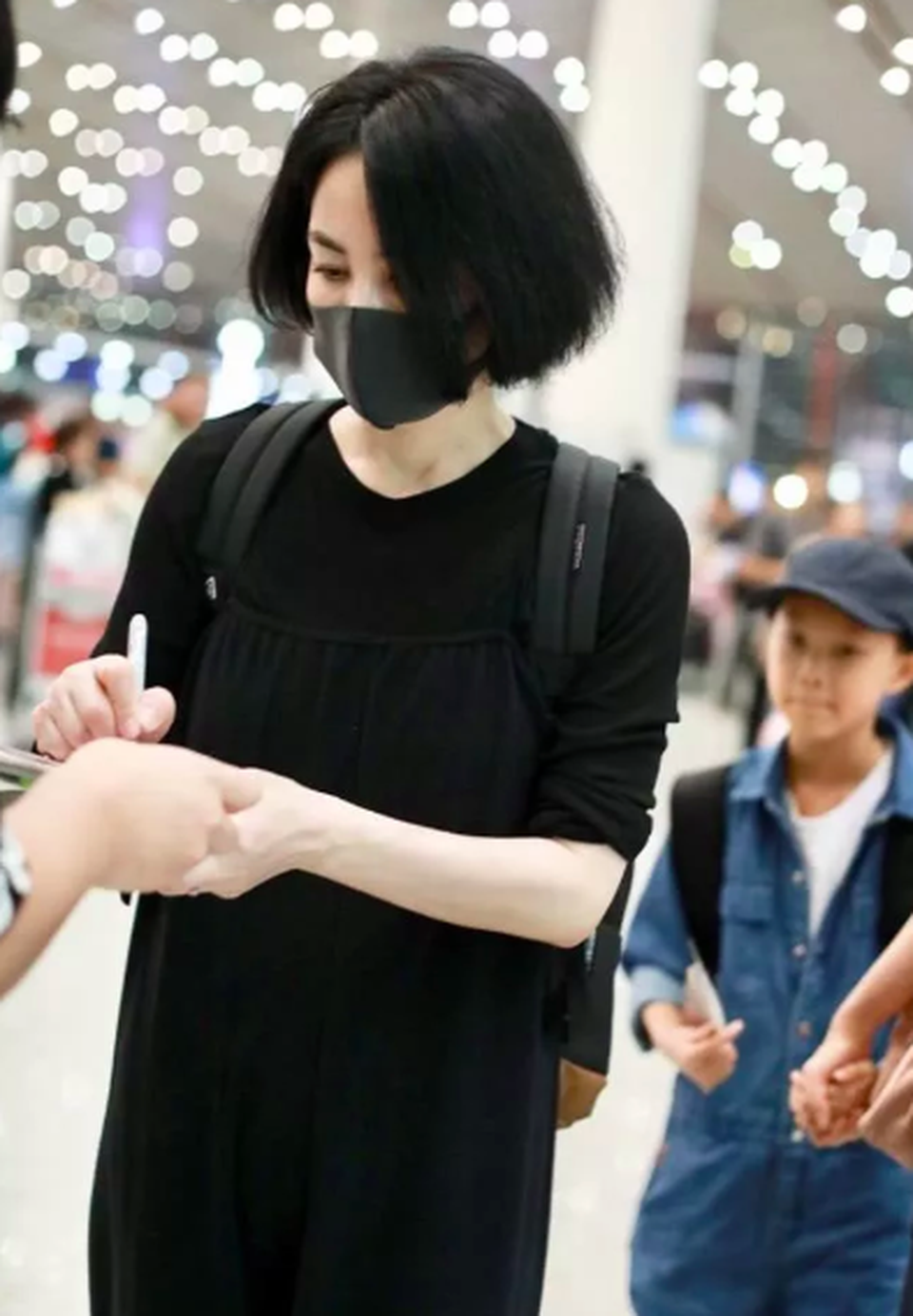 Giữa bão tin đồn chia tay Tạ Đình Phong, Vương Phi lại đi du lịch một mình - 6