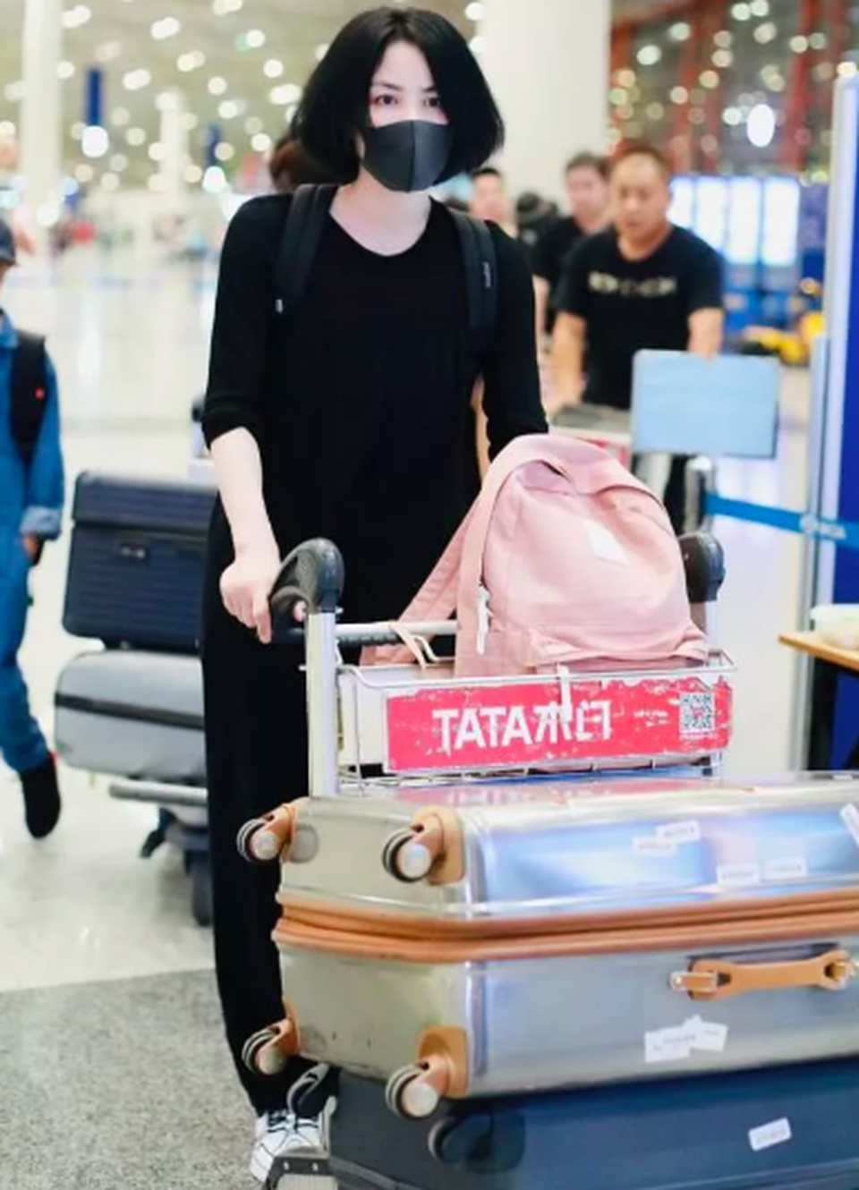 Giữa bão tin đồn chia tay Tạ Đình Phong, Vương Phi lại đi du lịch một mình - 1