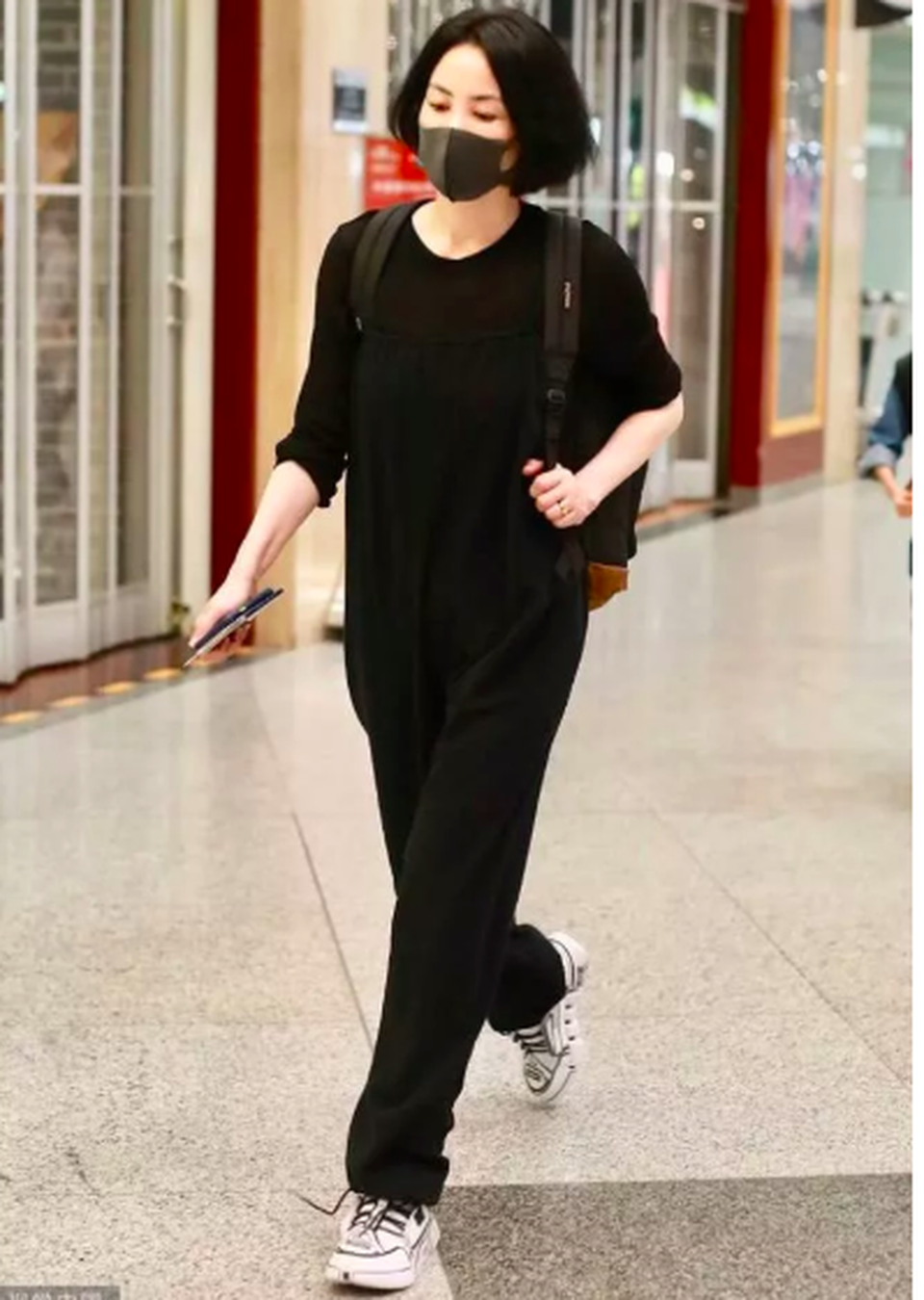 Giữa bão tin đồn chia tay Tạ Đình Phong, Vương Phi lại đi du lịch một mình - 4