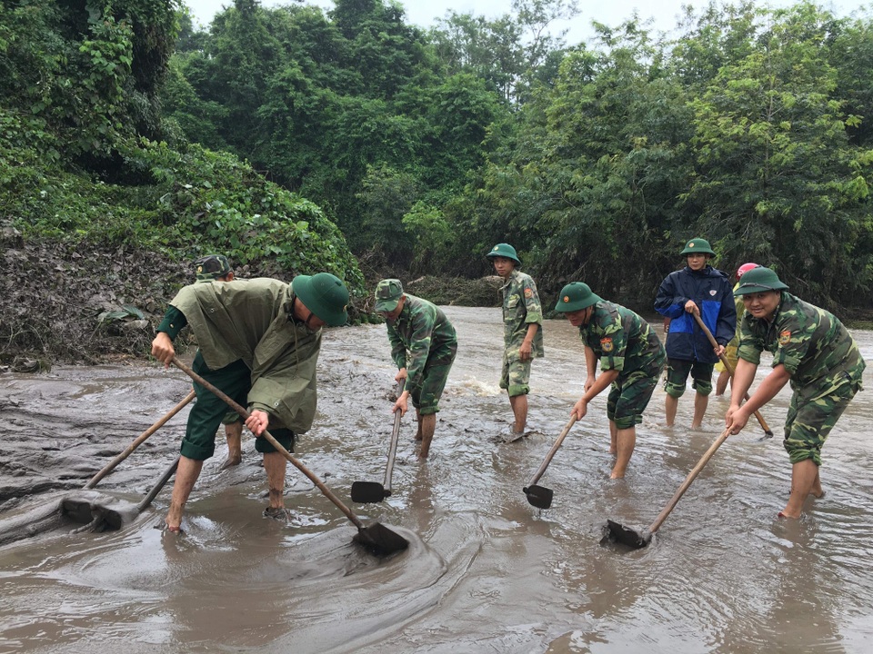 Sau mưa lũ, Bộ đội Biên phòng hối hả dọn bùn giúp dân - 1 Sau mưa lũ, Bộ đội Biên phòng hối hả dọn bùn giúp dân - 1