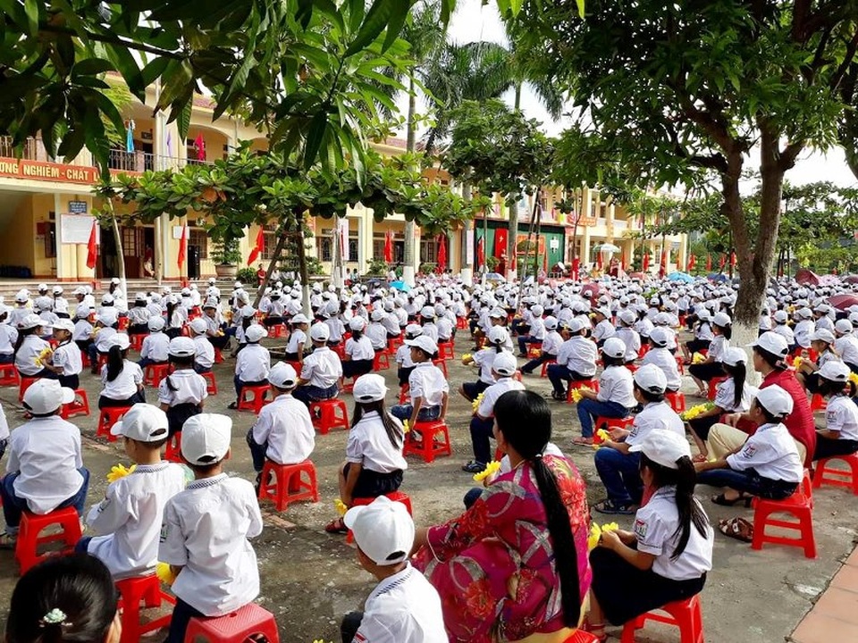 Học trò cả nước náo nức khai giảng năm học mới - 11 Học trò cả nước náo nức khai giảng năm học mới - 11
