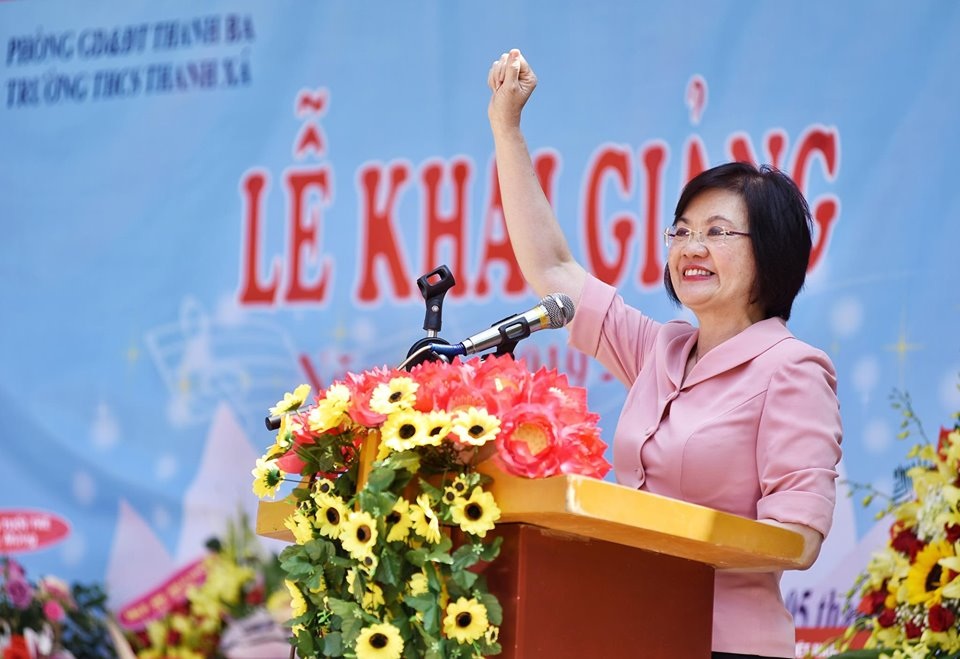 Phú Thọ: Đại sứ Nguyễn Nguyệt Nga cùng đoàn công tác tặng 1,1 tỉ đồng xây trường học - 2 Phú Thọ: Đại sứ Nguyễn Nguyệt Nga cùng đoàn công tác tặng 1,1 tỉ đồng xây trường học - 2
