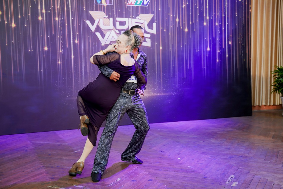 Khánh Thi được Phan Hiển và con trai tháp tùng làm giám khảo Vũ Điệu Vàng - 6