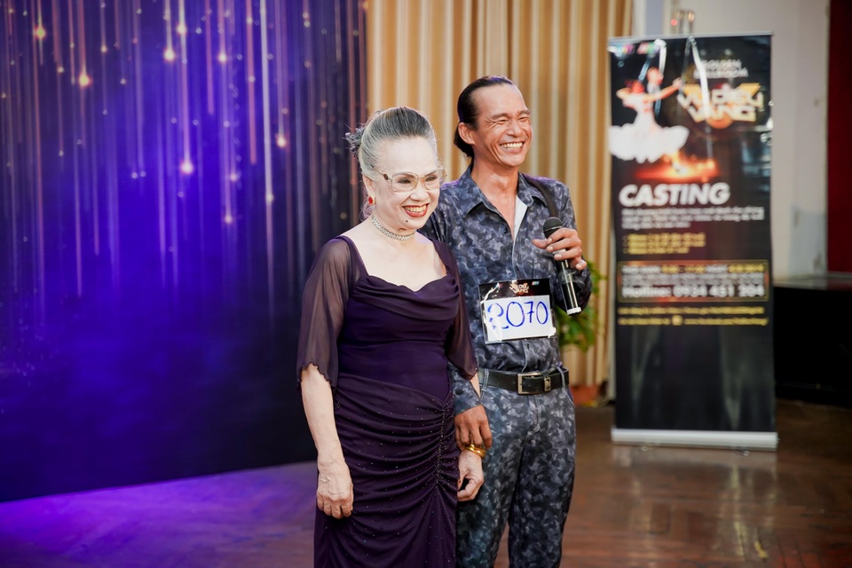 Khánh Thi được Phan Hiển và con trai tháp tùng làm giám khảo Vũ Điệu Vàng - 5