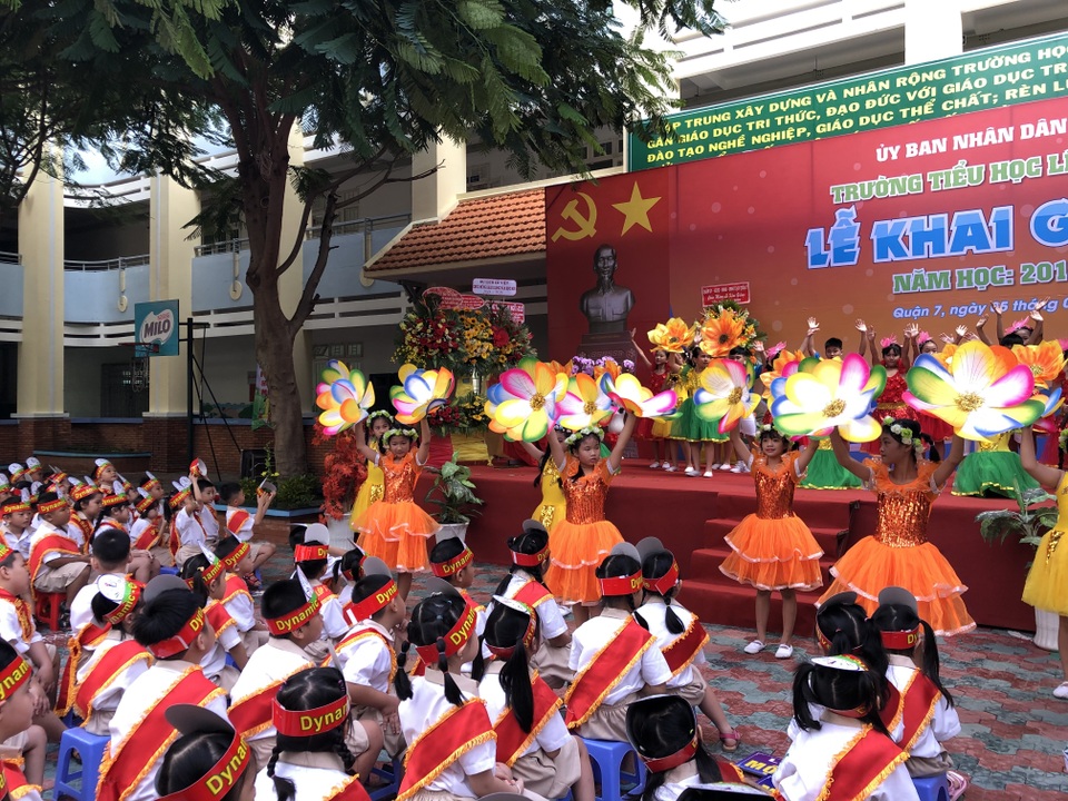 Phó Thủ tướng Vũ Đức Đam đứng cùng phụ huynh xem học sinh khai giảng - 7