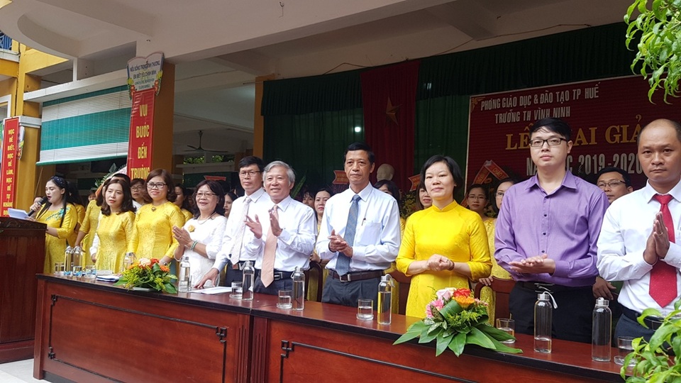 Trong trẻo ánh mắt học sinh lớp 1 trong ngày khai giảng - 7 Trong trẻo ánh mắt học sinh lớp 1 trong ngày khai giảng - 7
