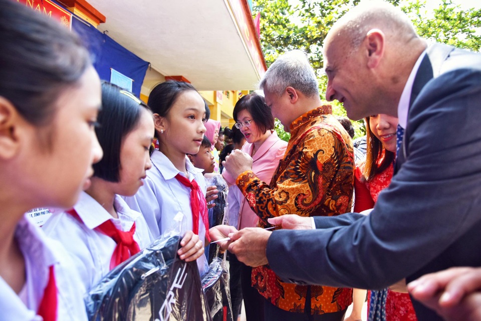 Phú Thọ: Đại sứ Nguyễn Nguyệt Nga cùng đoàn công tác tặng 1,1 tỉ đồng xây trường học - 1 Phú Thọ: Đại sứ Nguyễn Nguyệt Nga cùng đoàn công tác tặng 1,1 tỉ đồng xây trường học - 1