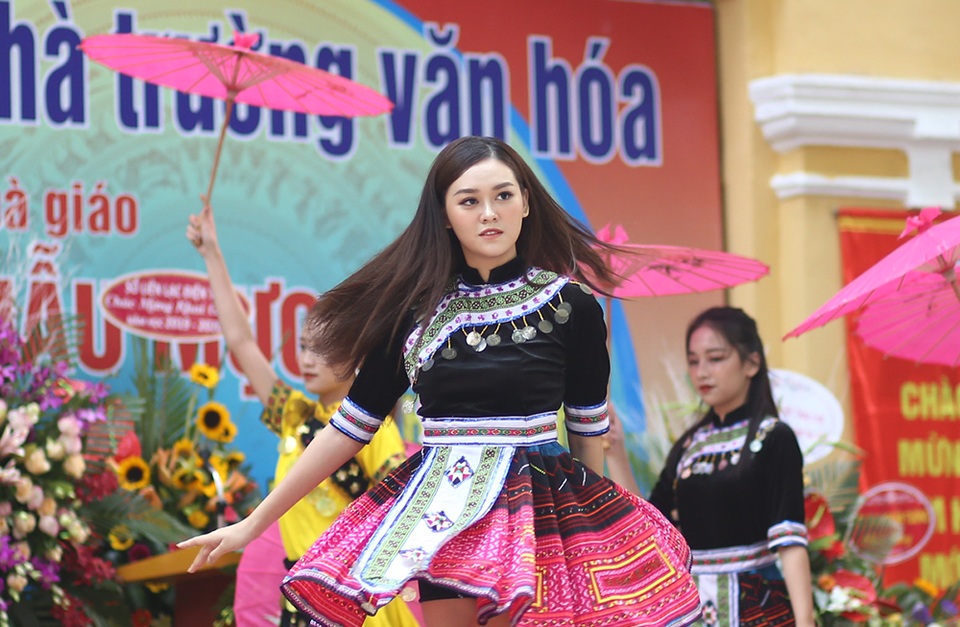 Á hậu Tường San về thăm trường cũ, nhảy “Để Mị nói cho mà nghe” cực sung - 10 Á hậu Tường San về thăm trường cũ, nhảy “Để Mị nói cho mà nghe” cực sung - 10