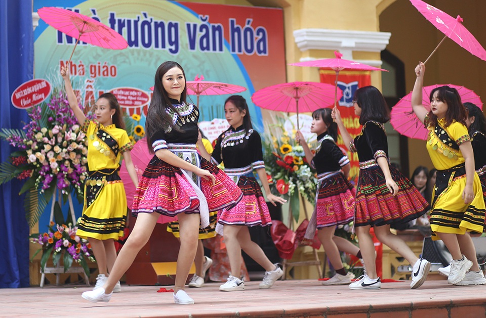 Á hậu Tường San về thăm trường cũ, nhảy “Để Mị nói cho mà nghe” cực sung - 11 Á hậu Tường San về thăm trường cũ, nhảy “Để Mị nói cho mà nghe” cực sung - 11