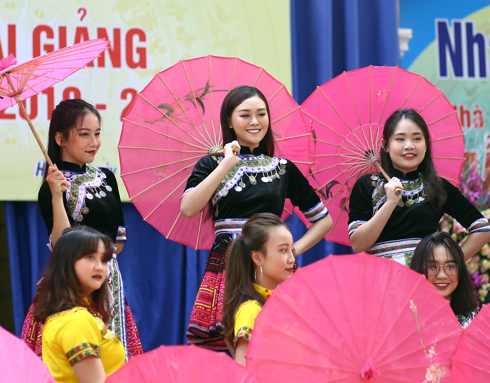 Á hậu Tường San về thăm trường cũ, nhảy “Để Mị nói cho mà nghe” cực sung - 12 Á hậu Tường San về thăm trường cũ, nhảy “Để Mị nói cho mà nghe” cực sung - 12