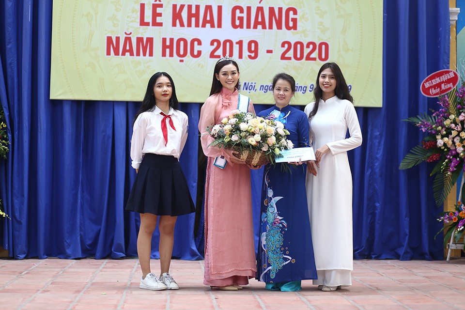 Á hậu Tường San về thăm trường cũ, nhảy “Để Mị nói cho mà nghe” cực sung - 2 Á hậu Tường San về thăm trường cũ, nhảy “Để Mị nói cho mà nghe” cực sung - 2