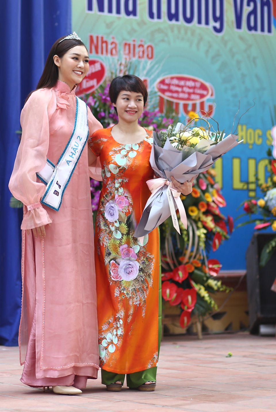 Á hậu Tường San về thăm trường cũ, nhảy “Để Mị nói cho mà nghe” cực sung - 3 Á hậu Tường San về thăm trường cũ, nhảy “Để Mị nói cho mà nghe” cực sung - 3