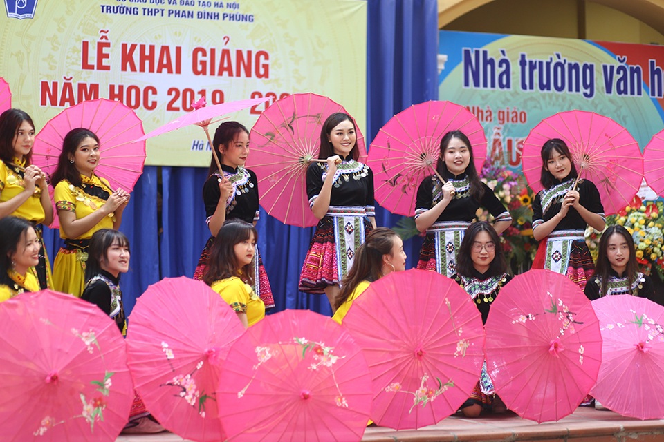 Á hậu Tường San về thăm trường cũ, nhảy “Để Mị nói cho mà nghe” cực sung - 4 Á hậu Tường San về thăm trường cũ, nhảy “Để Mị nói cho mà nghe” cực sung - 4