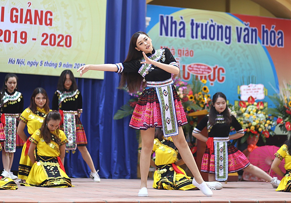Á hậu Tường San về thăm trường cũ, nhảy “Để Mị nói cho mà nghe” cực sung - 5 Á hậu Tường San về thăm trường cũ, nhảy “Để Mị nói cho mà nghe” cực sung - 5