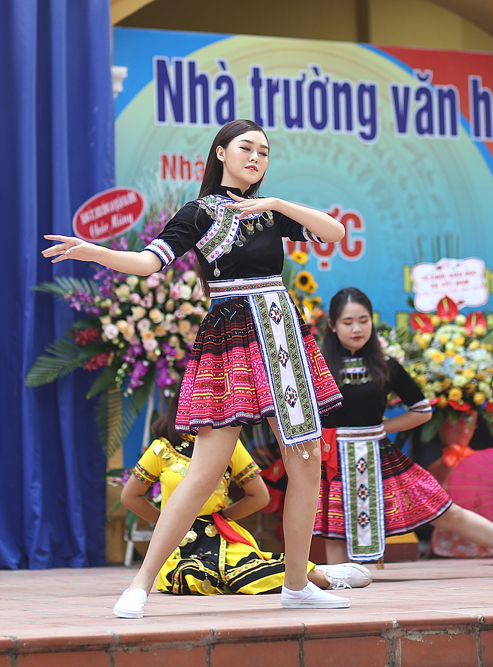 Á hậu Tường San về thăm trường cũ, nhảy “Để Mị nói cho mà nghe” cực sung - 6 Á hậu Tường San về thăm trường cũ, nhảy “Để Mị nói cho mà nghe” cực sung - 6