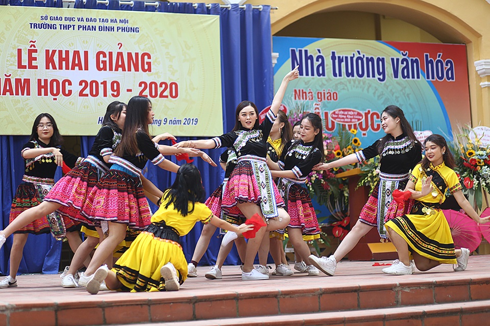 Á hậu Tường San về thăm trường cũ, nhảy “Để Mị nói cho mà nghe” cực sung - 7 Á hậu Tường San về thăm trường cũ, nhảy “Để Mị nói cho mà nghe” cực sung - 7