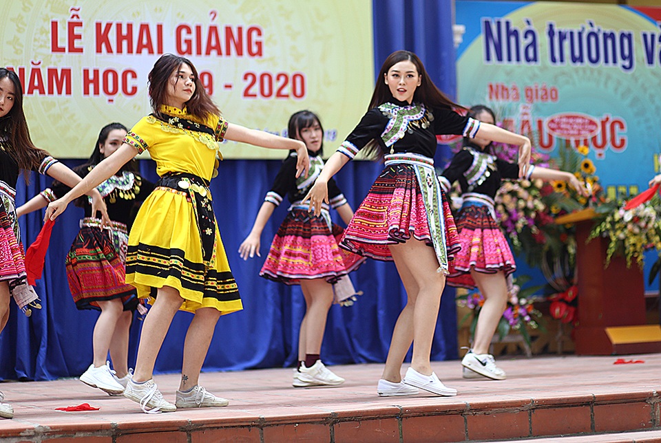 Á hậu Tường San về thăm trường cũ, nhảy “Để Mị nói cho mà nghe” cực sung - 8 Á hậu Tường San về thăm trường cũ, nhảy “Để Mị nói cho mà nghe” cực sung - 8