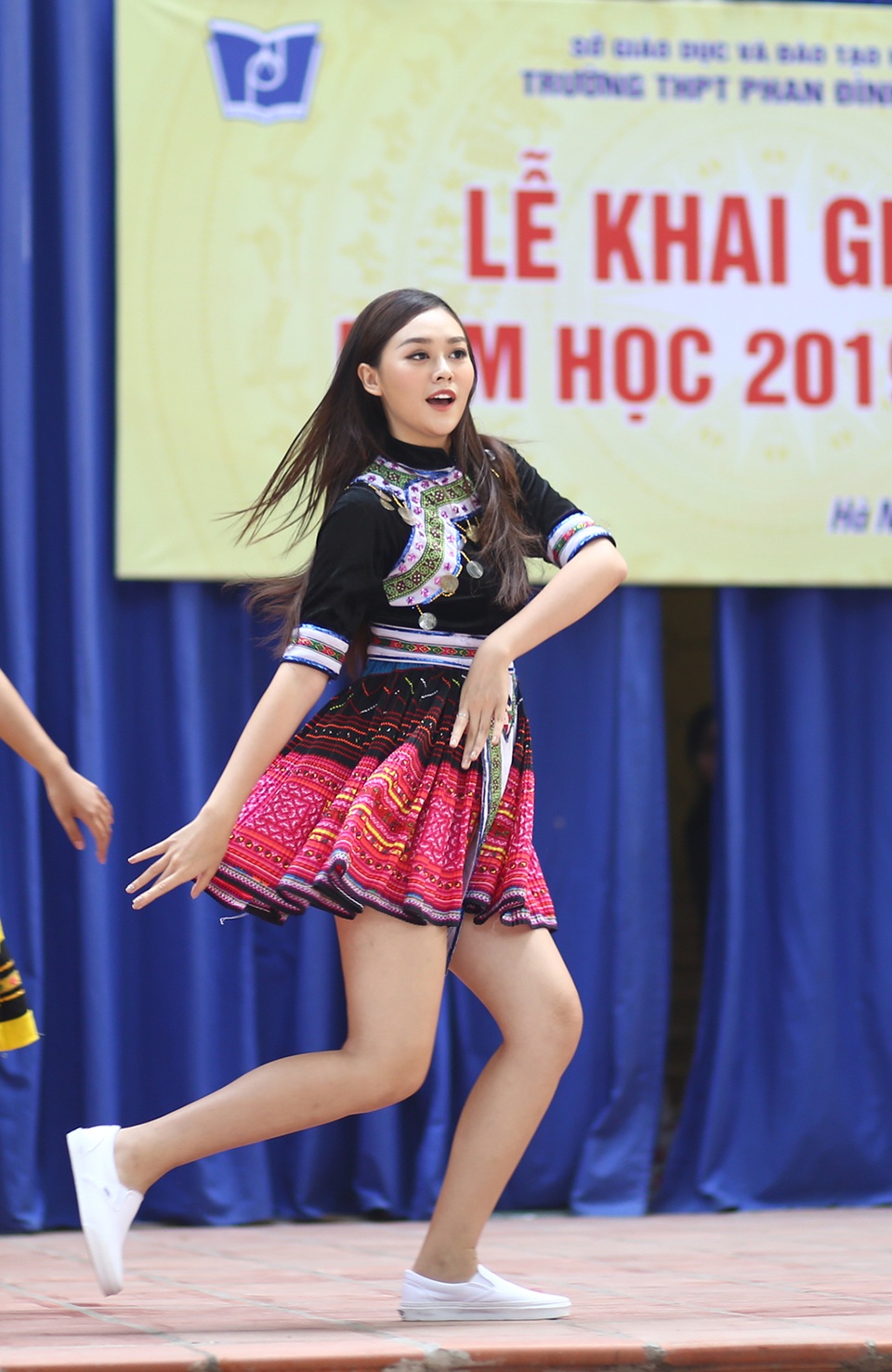 Á hậu Tường San về thăm trường cũ, nhảy “Để Mị nói cho mà nghe” cực sung - 9 Á hậu Tường San về thăm trường cũ, nhảy “Để Mị nói cho mà nghe” cực sung - 9