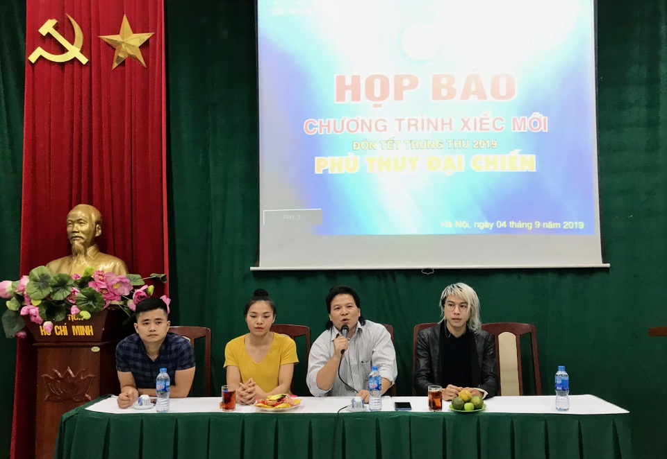 Nữ diễn viên xiếc biểu diễn với trăn khổng lồ phục vụ Tết Trung Thu - 1