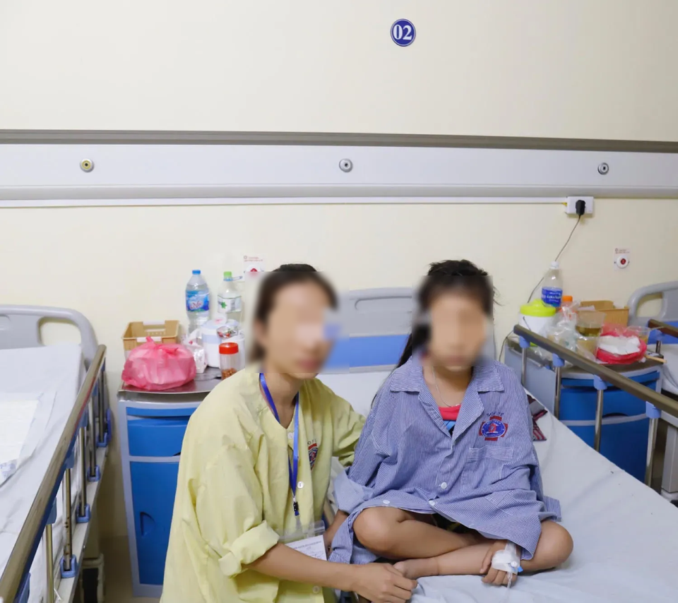 Bé gái liệt 2 chân đứng bật dậy đi lại sau mổ khối u tuỷ sống - 2 Bé gái liệt 2 chân đứng bật dậy đi lại sau mổ khối u tuỷ sống - 2