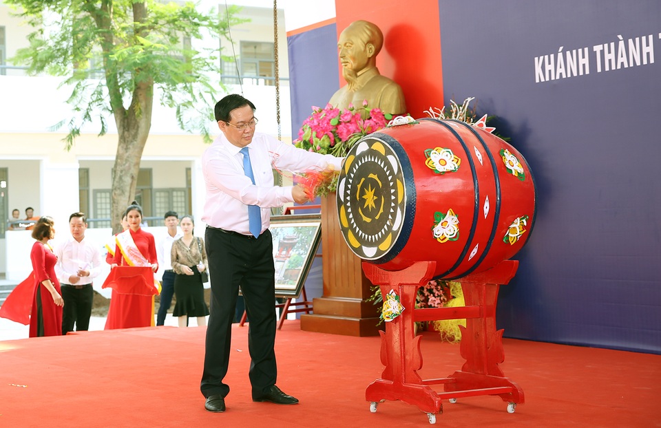 Học trò cả nước náo nức khai giảng năm học mới - 10 Học trò cả nước náo nức khai giảng năm học mới - 10