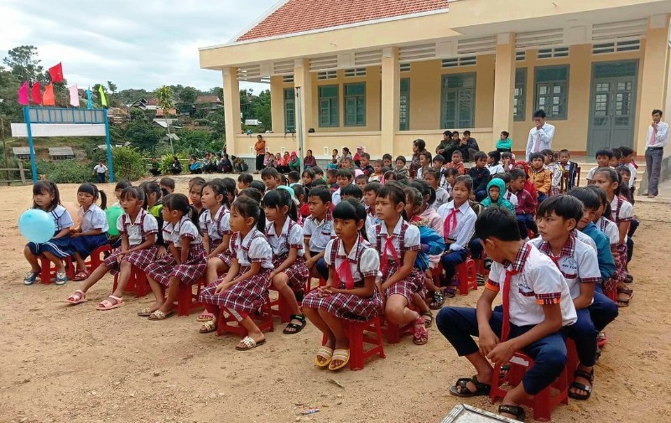 Bình Định: Bàn giao bếp ăn do bạn đọc Dân trí xây tặng thầy cô giáo “gieo chữ” ở vùng cao - 6 Bình Định: Bàn giao bếp ăn do bạn đọc Dân trí xây tặng thầy cô giáo “gieo chữ” ở vùng cao - 6