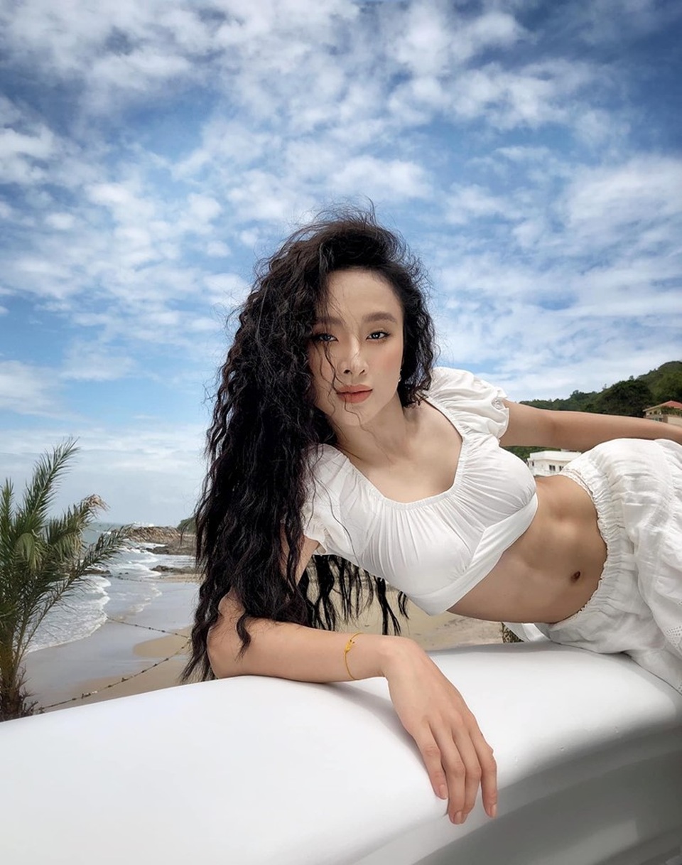 Angela Phương Trinh gây “sốt” với ảnh khoe thân hình bốc lửa - 3 Angela Phương Trinh gây “sốt” với ảnh khoe thân hình bốc lửa - 3