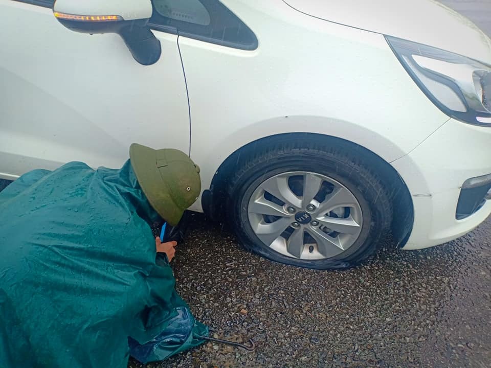 Hết hồn với cạm bẫy giao thông sau mưa lớn - 5