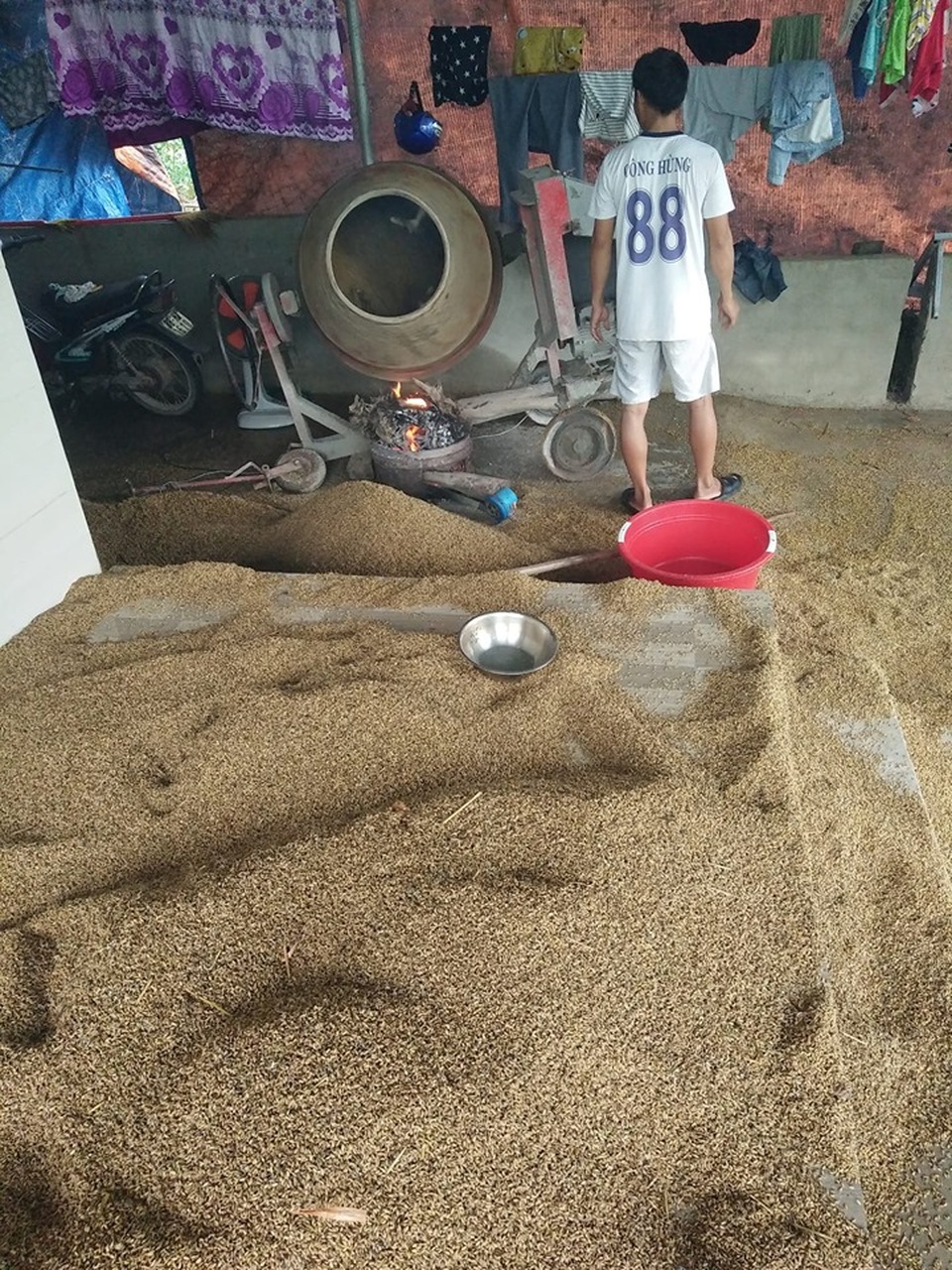 Người dân biến bồn trộn bê tông thành... máy sấy lúa - 6 Người dân biến bồn trộn bê tông thành... máy sấy lúa - 6