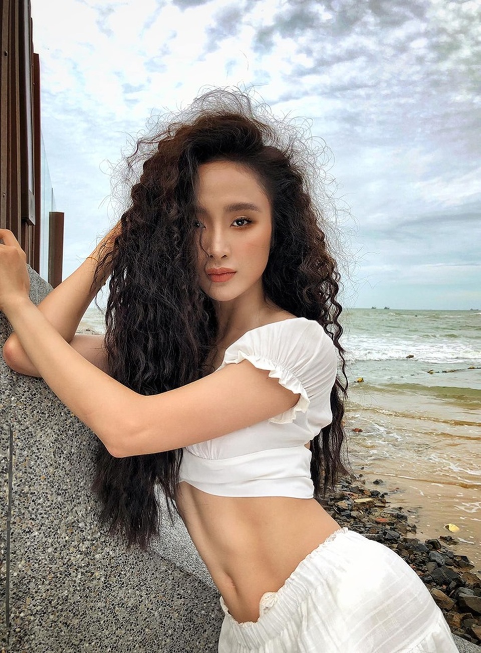 Angela Phương Trinh gây “sốt” với ảnh khoe thân hình bốc lửa - 2 Angela Phương Trinh gây “sốt” với ảnh khoe thân hình bốc lửa - 2