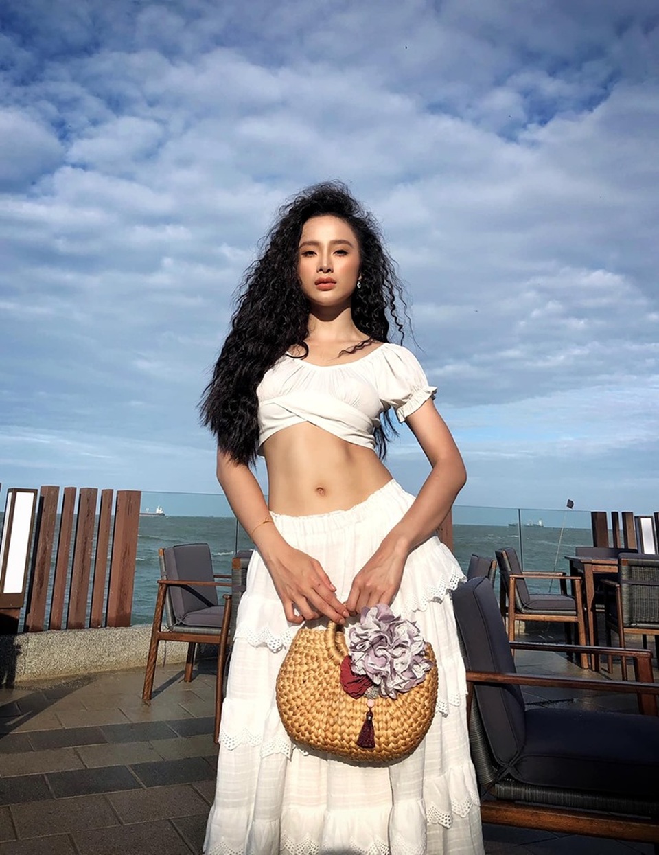 Angela Phương Trinh gây “sốt” với ảnh khoe thân hình bốc lửa - 4 Angela Phương Trinh gây “sốt” với ảnh khoe thân hình bốc lửa - 4