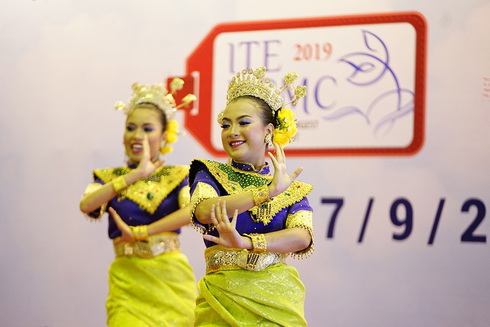 Bấm huyệt, xoa bóp gây “sốt” tại hội chợ Du lịch Quốc tế TPHCM - 8 Bấm huyệt, xoa bóp gây “sốt” tại hội chợ Du lịch Quốc tế TPHCM - 8